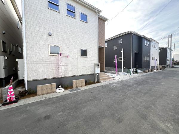 春日部市小渕 前面道路含む現地写真