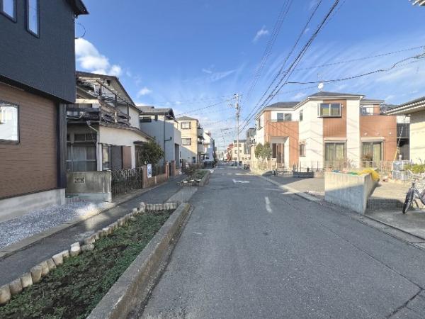富士見市水谷東14期1棟 前面道路含む現地写真