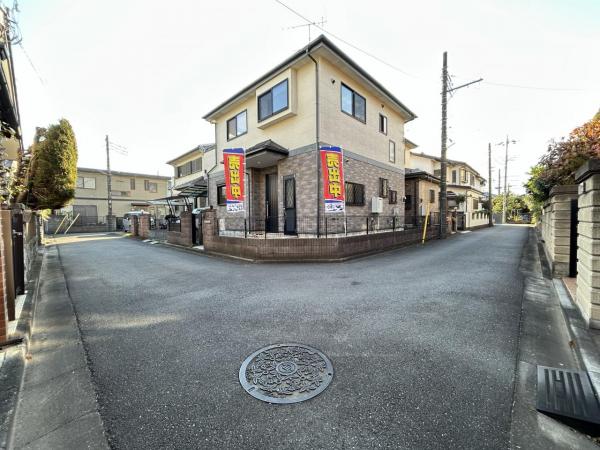 川越市今成１丁目 中古戸建 前面道路含む現地写真