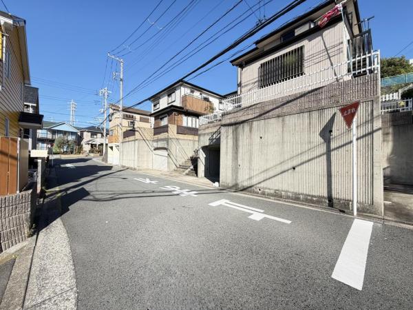 横須賀市吉井４丁目 中古戸建 前面道路含む現地写真