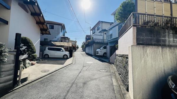 横浜市泉区白百合３丁目 中古戸建 前面道路含む現地写真