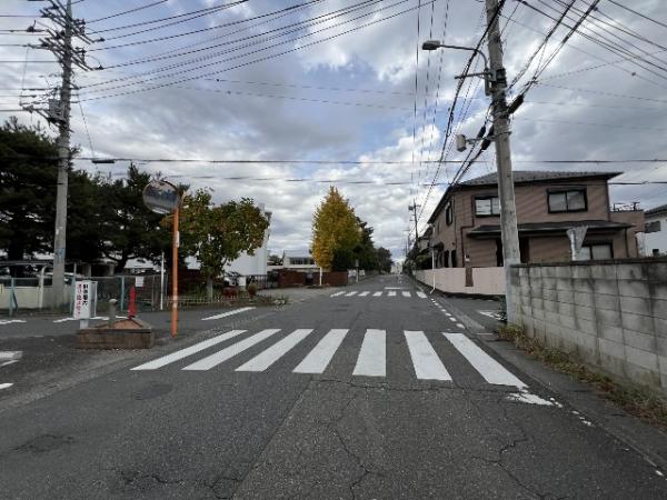 坂戸市鎌倉町 中古戸建 前面道路含む現地写真
