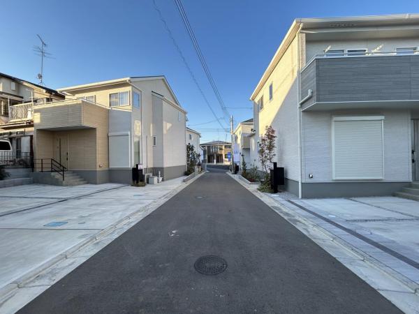 川越市大字的場　戸建 前面道路含む現地写真