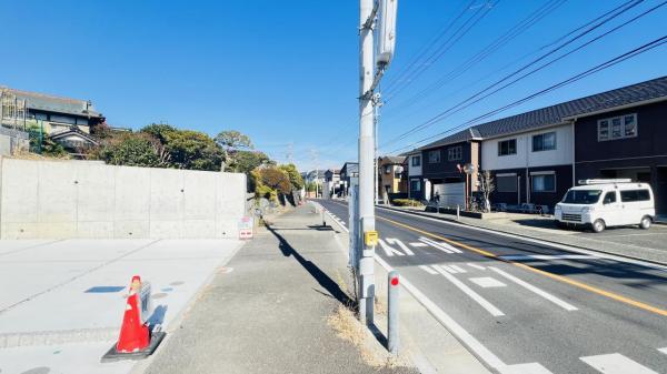 横浜市泉区岡津町 新築戸建 前面道路含む現地写真