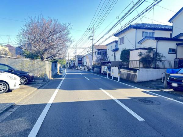 町田市小川２丁目 中古戸建 前面道路含む現地写真