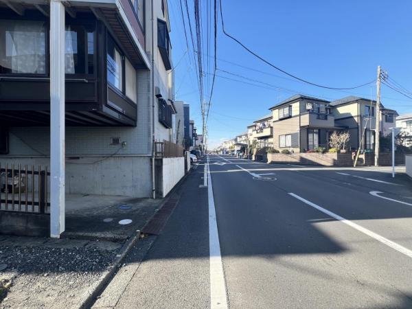 町田市小川２丁目 中古戸建 前面道路含む現地写真