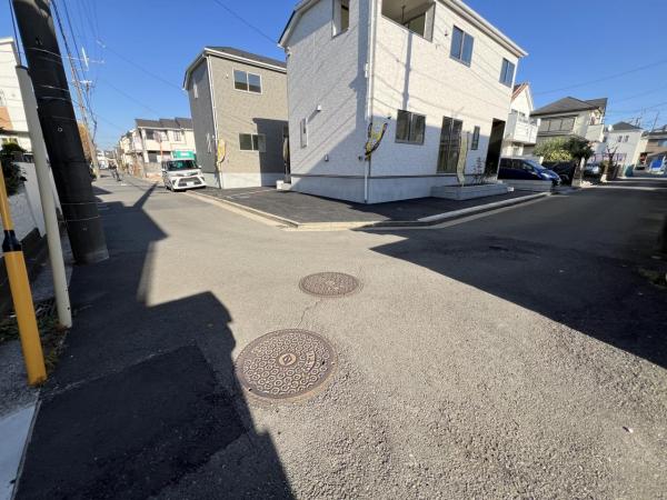 横浜市瀬谷区橋戸３丁目 戸建 前面道路含む現地写真