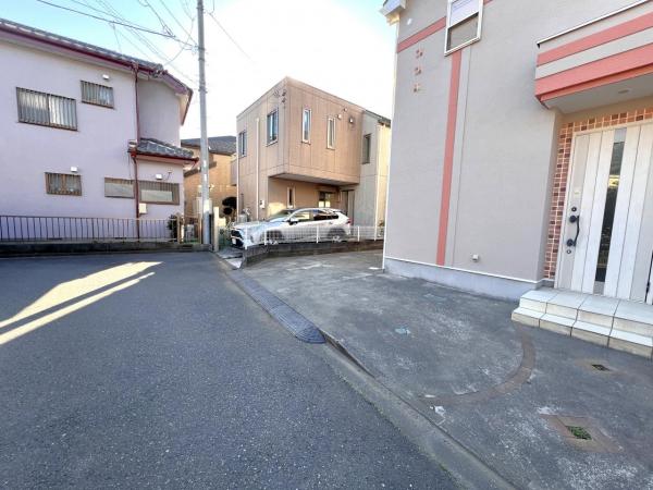 相模原市南区下溝 中古戸建 前面道路含む現地写真