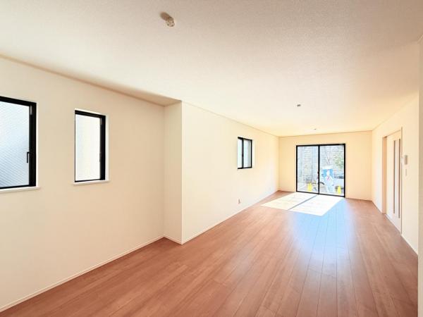 横須賀市浜見台２丁目 戸建 リビングダイニング