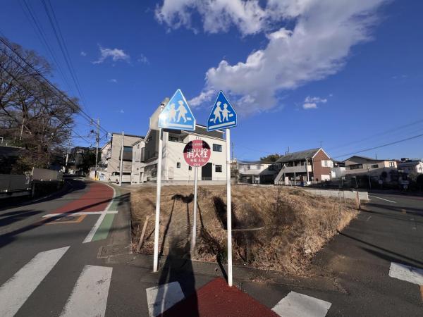 綾瀬市寺尾本町３丁目 土地 前面道路含む現地写真