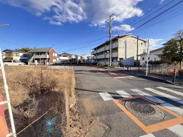 綾瀬市寺尾本町３丁目 土地 前面道路含む現地写真