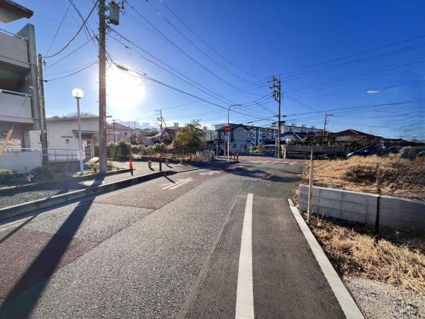 綾瀬市寺尾本町３丁目 土地 前面道路含む現地写真