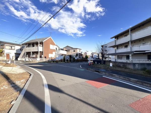 綾瀬市寺尾本町３丁目 土地 前面道路含む現地写真
