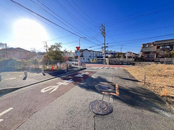 綾瀬市寺尾本町３丁目 土地 前面道路含む現地写真