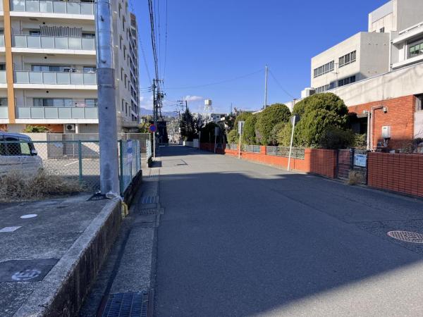厚木市水引２丁目 土地 前面道路含む現地写真