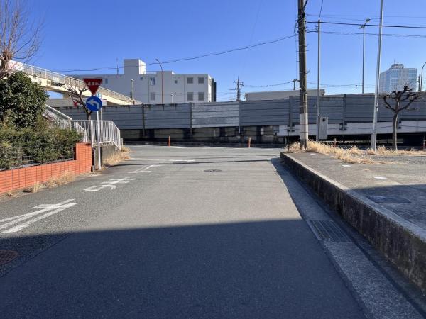 厚木市水引２丁目 土地 前面道路含む現地写真