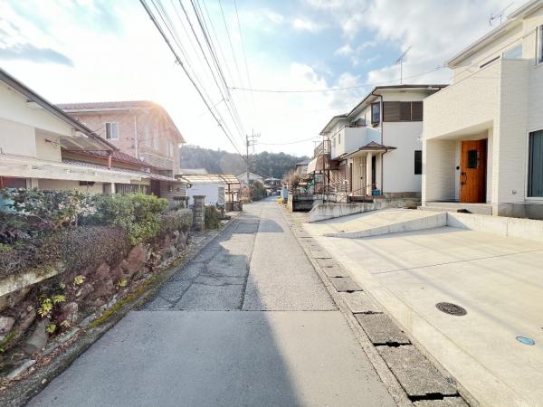 南足柄市沼田 中古戸建 前面道路含む現地写真