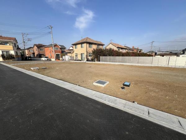 伊奈町大字小室 建築条件無し売地 前面道路含む現地写真