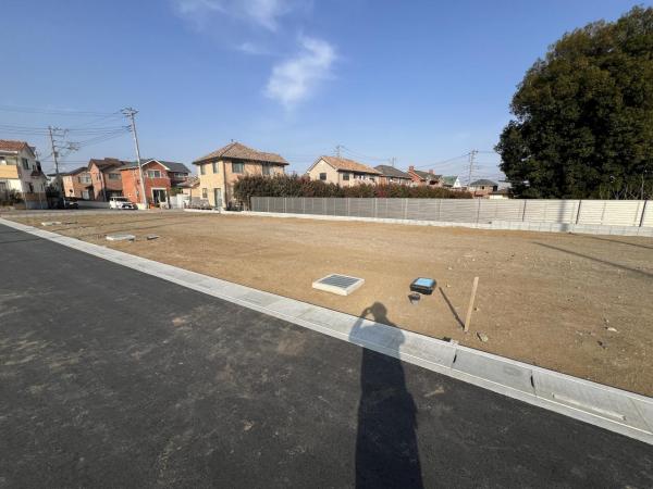 伊奈町大字小室 建築条件無し売地 前面道路含む現地写真