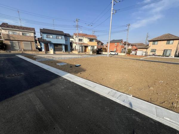 伊奈町大字小室 建築条件無し売地 前面道路含む現地写真