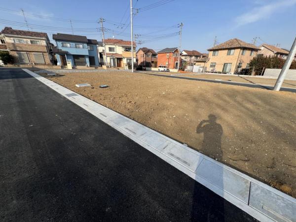 伊奈町大字小室 建築条件無し売地 前面道路含む現地写真