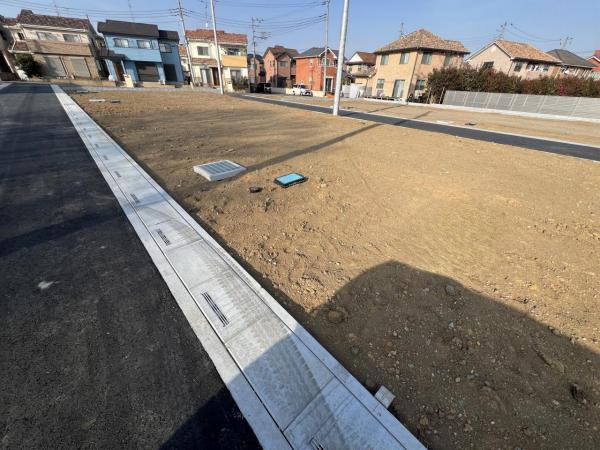 伊奈町大字小室 建築条件無し売地 前面道路含む現地写真