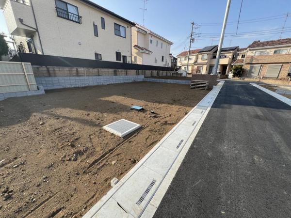 伊奈町大字小室 建築条件無し売地 前面道路含む現地写真