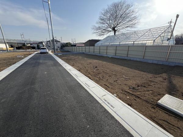 伊奈町大字小室 建築条件無し売地 前面道路含む現地写真