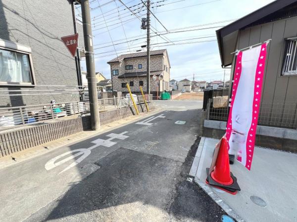 春日部市新宿新田3期2棟 前面道路含む現地写真