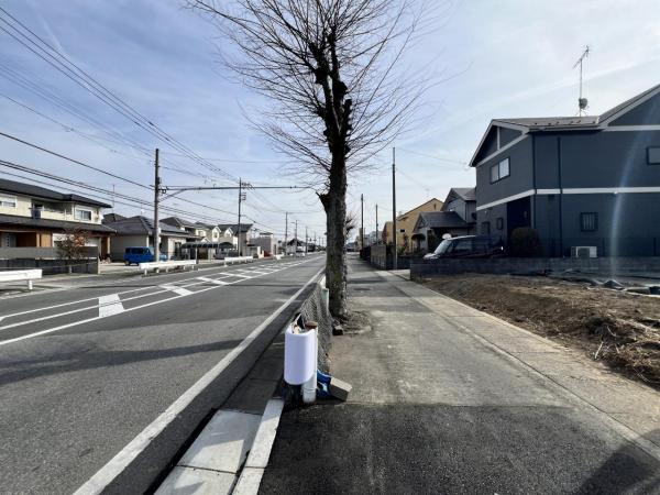 久喜市菖蒲町三箇 戸建 前面道路含む現地写真