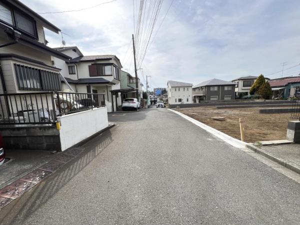 藤沢市善行坂２丁目 戸建 前面道路含む現地写真