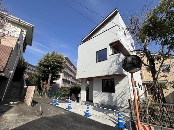 藤沢市白旗４丁目 戸建 前面道路含む現地写真