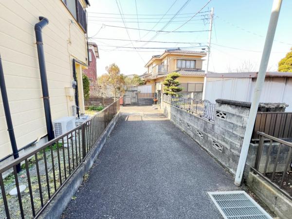 小田原市小八幡２丁目 中古戸建 前面道路含む現地写真