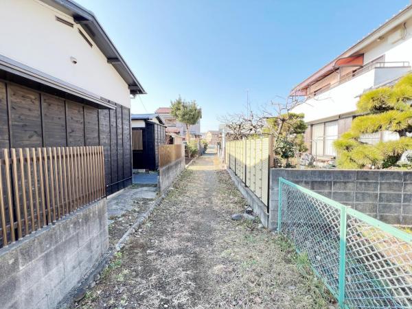 小田原市小八幡２丁目 中古戸建 前面道路含む現地写真