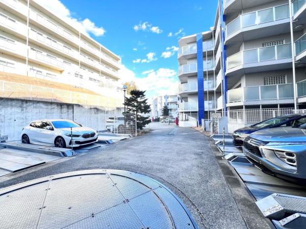 クレッセントグランコート 敷地内駐車場