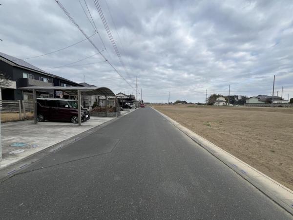 加須市北下新井 中古戸建 前面道路含む現地写真