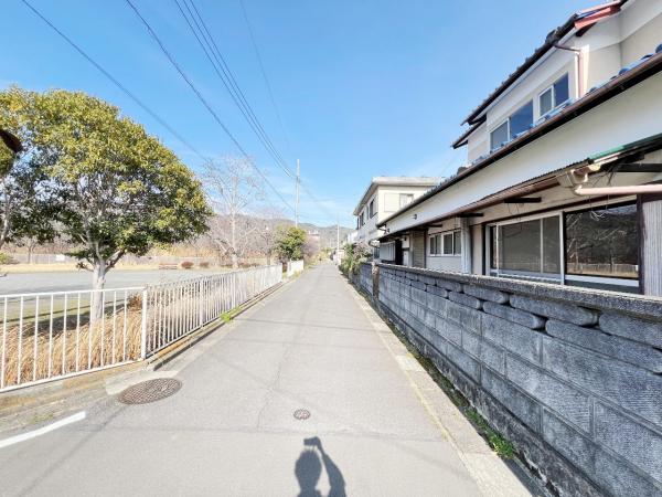小田原市千代 中古戸建 前面道路含む現地写真