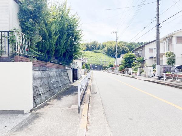 八王子市北野台３丁目 中古戸建 前面道路含む現地写真