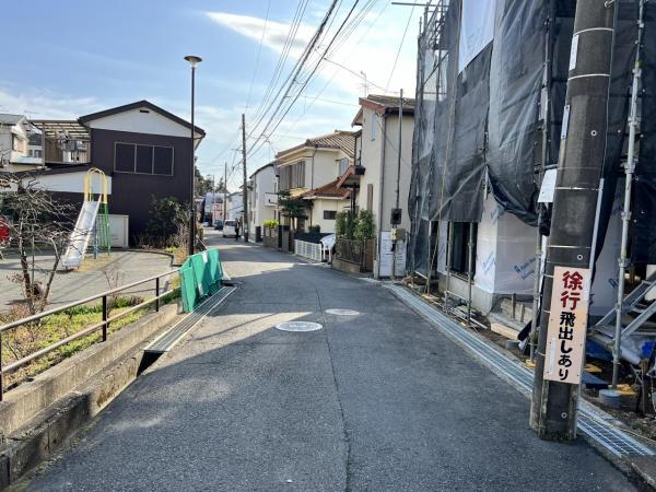 横浜市泉区和泉中央南2期 前面道路含む現地写真