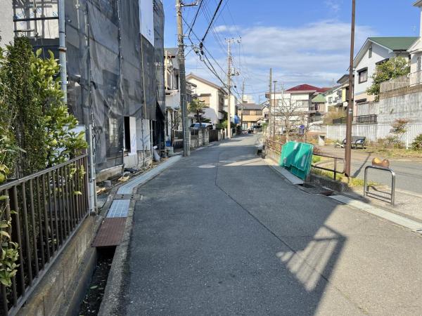 横浜市泉区和泉中央南2期 前面道路含む現地写真