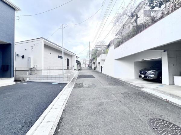 川崎市麻生区東百合丘１丁目 戸建 前面道路含む現地写真