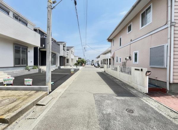伊勢原市下落合第12　戸建 前面道路含む現地写真