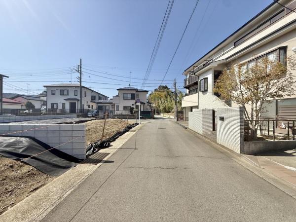 秦野市千村５丁目 土地 前面道路含む現地写真