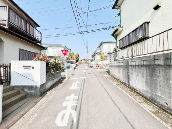 小田原市小竹 中古戸建 前面道路含む現地写真