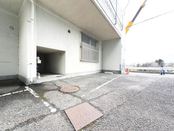 アゼリア５ 駐車場