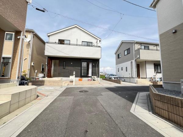 八潮市大字二丁目 中古戸建 前面道路含む現地写真