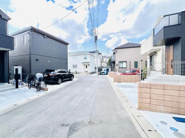 横浜市旭区白根６丁目 戸建 前面道路含む現地写真