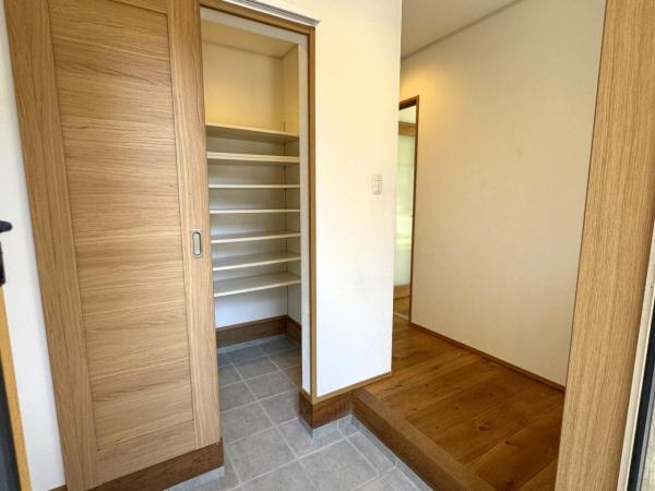 横浜市栄区上之町 中古戸建 玄関