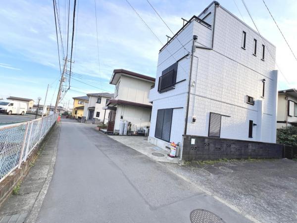 厚木市三田南３丁目 中古戸建 前面道路含む現地写真