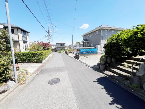中郡二宮町百合が丘１丁目 中古戸建 前面道路含む現地写真